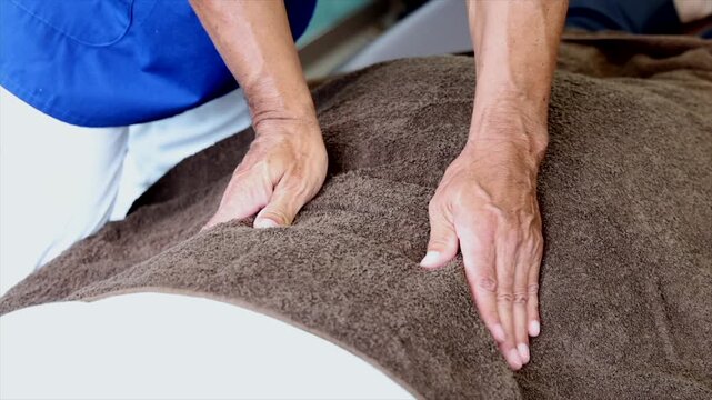 施術する整骨院の先生と患者