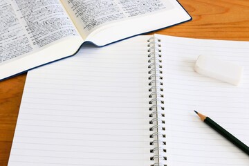 Obraz premium 教育イメージ テスト勉強 試験勉強 ノートと英和辞典 3:2