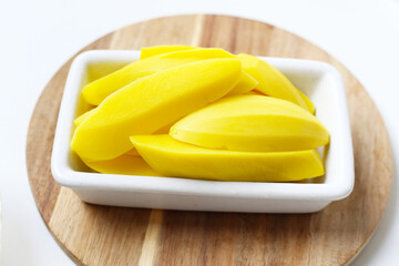 Pickled mango slices, sweet and crunchy