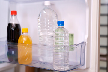 Drinks in the refrigerator. Bottled water in the refrigerator.  冷蔵庫の飲み物。冷蔵庫にあるペットボトルの水。