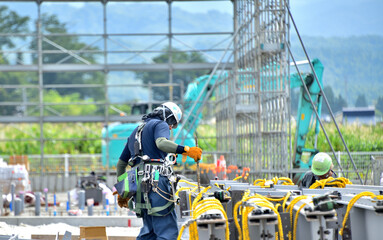建築工事現場で働く男たち
