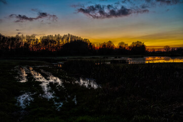 Evening has fallen over the Bourgoyen. The sun is still lighting up the horizon