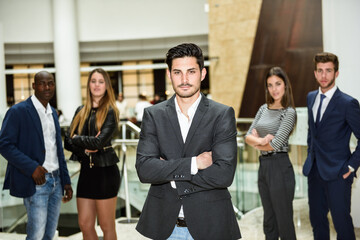 Obraz premium Businessman leader with arms crossed in working environment