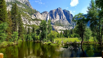アメリカのヨセミテ国立公園のマーセド川
