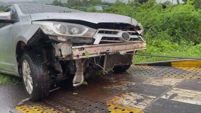 Take the car that was involved in an accident onto the slide for repairs.The vehicle involved in the accident cannot be driven.A car that has an accident in front causes damage to the front of the car
