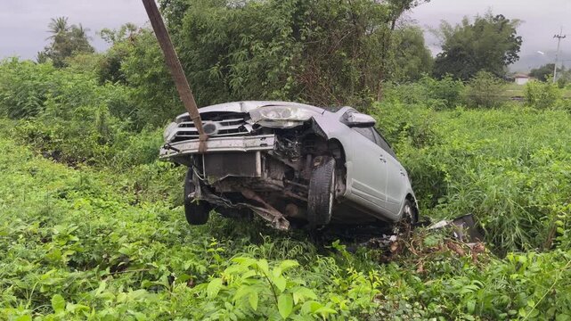Pick up a car that has been in an accident from the side of the road for repairs.The vehicle involved in the accident cannot be driven.A car that has an accident in front causes damage.