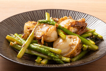 ホタテとアスパラのガーリックバター醤油炒め
