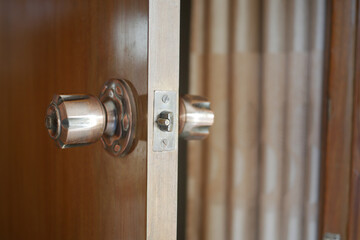 Obraz premium Interior door knob with wood background in a modern space