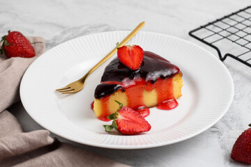 Burned cheese cake with strawberry jam.