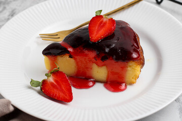Burned cheese cake with strawberry jam.