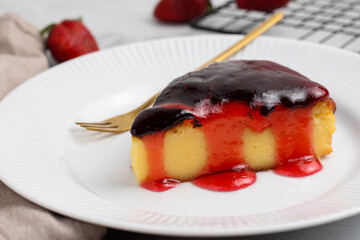 Burned cheese cake with strawberry jam.