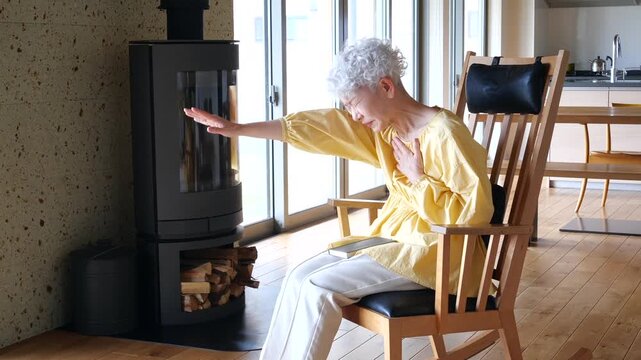 胸の痛みで苦しむシニア女性