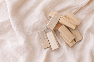 くすのきの木で作った防虫ブロックと衣服の写真