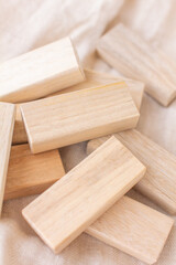 くすのきの木で作った防虫ブロックと衣服の写真