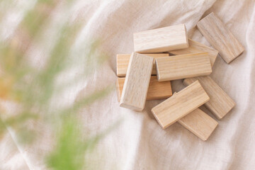 くすのきの木で作った防虫ブロックと衣服と葉っぱの写真