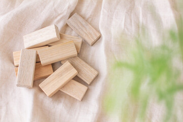 くすのきの木で作った防虫ブロックと衣服と葉っぱの写真