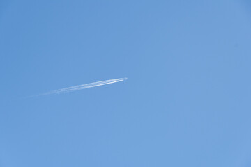 青空の中を飛ぶ飛行機