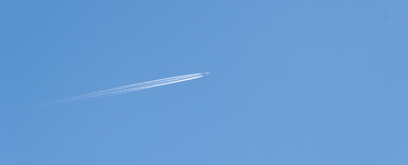 青空の中を飛ぶ飛行機