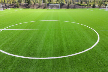 Obraz premium A soccer field with a white line in the middle. The field is green and well maintained