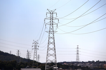 発電所から変電所や消費地に大量の電力を運ぶ送電線