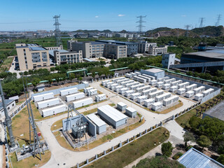 Obraz premium Aerial view of battery energy storage systems under a clear blue sky