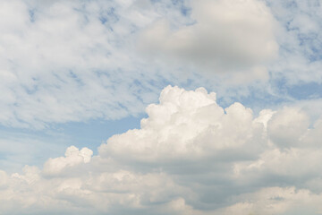 夏の青空と白い雲
