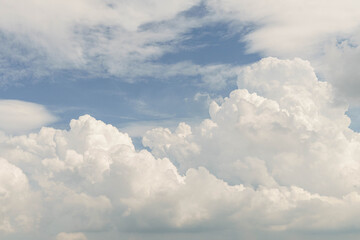 夏の青空と白い雲