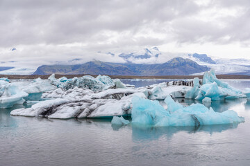 Spectaculaire lagune glacière de Jökulsárlón avec l'incroyable camaïeu de bleus de ses icebergs, dans le sud de l'Islande
