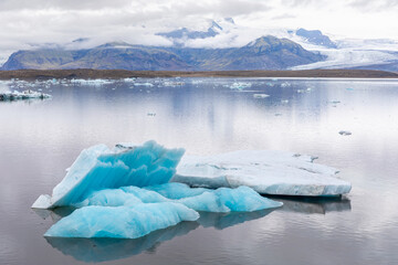 Spectaculaire lagune glacière de Jökulsárlón avec l'incroyable camaïeu de bleus de ses icebergs, dans le sud de l'Islande