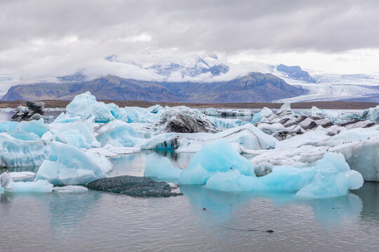 Spectaculaire lagune glaci&egrave;re de J&ouml;kuls&aacute;rl&oacute;n avec l'incroyable cama&iuml;eu de bleus de ses icebergs, dans le sud de l'Islande