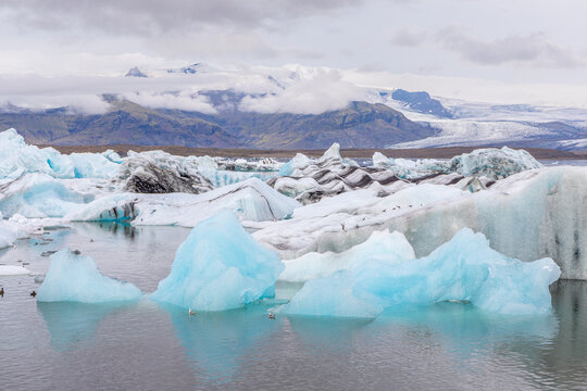 Spectaculaire lagune glaci&egrave;re de J&ouml;kuls&aacute;rl&oacute;n avec l'incroyable cama&iuml;eu de bleus de ses icebergs, dans le sud de l'Islande