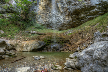 Das Auffangbecken  des Schoßrinn Wasserfalls idyllisch umrandet mit Felsen