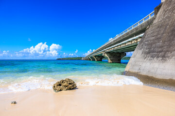 9月の宮古島 来間大橋と快晴の空