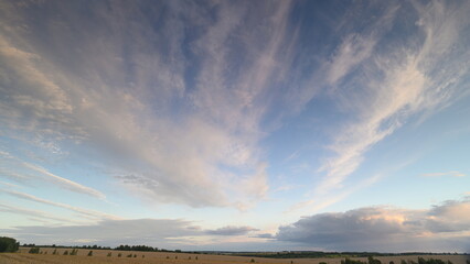 Obraz premium A Stunning and Beautiful Evening Sky Adorned with Dramatic and Intricate Cloud Patterns