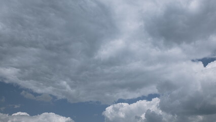 Obraz premium Dynamic Cloudscapes Overhead A Truly Soothing and Inviting Nature View for All to Enjoy