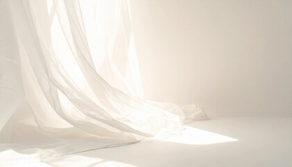 柔らかな白いベール　光に透けるミニマルな布の背景　余白スペース