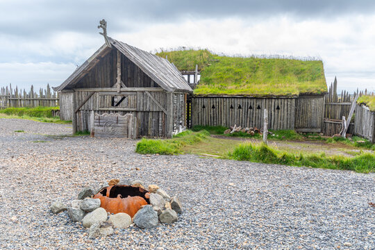 Village viking sur la plage de sable noir de Stokksnes, au pied du majestueux Mont Vestrahorn, au sud-est de l'Islande