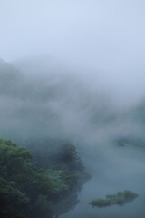 霧がかかっている岐阜県揖斐川町の川と島