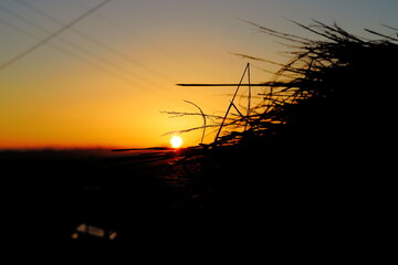 夜明けの岐阜県池田町の藁のシルエット