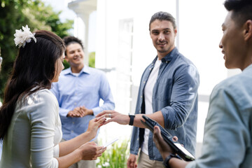 Obraz premium Exchanging smiles and conversations, guests celebrating outdoor wedding in garden setting