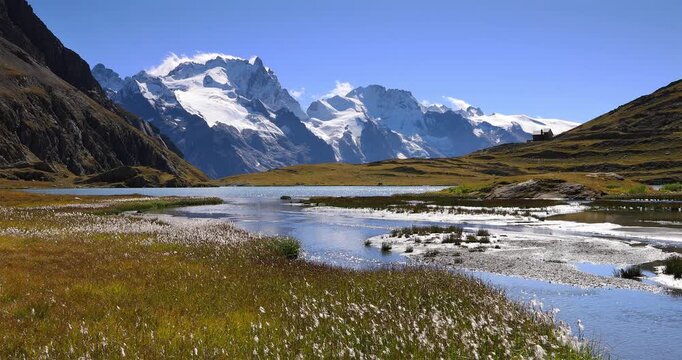 Le Lac du Gol&eacute;on avec le pic de la Meije en arri&egrave;re plan