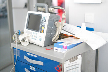 Defibrillator standing on crash cart in hospital room © Carmen