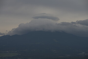 鳥取県の朝の伯耆大山にかかる雨雲