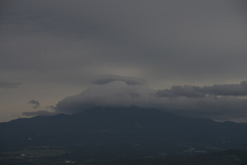 鳥取県の朝の伯耆大山にかかる雨雲