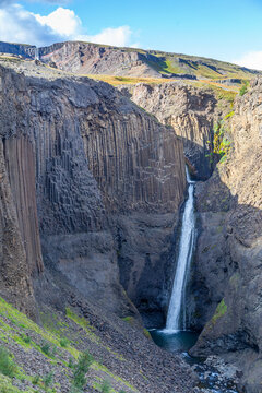 Orgues basaltiques de la cascade de Litlanesfoss, dans les gorges de la rivi&egrave;re Hengifoss&aacute; qui m&egrave;nent &agrave; la cascade de Hengifoss, dans l'est de l'Islande