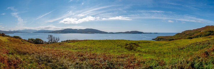 Isle of Mull – Blick nach Ulva im August, beeindruckendes Breitbildpanorama mit...