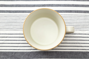 空のスープカップ