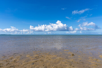 西表島のクーラ橋付近の浜辺から見た景色、8月