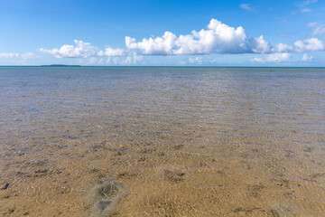 西表島のクーラ橋付近の浜辺から見た景色、8月