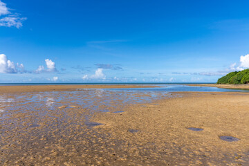 西表島のクーラ橋付近の浜辺から見た景色、8月 © Raimii